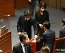 박진 외교부 장관 해임건의안 투표하는 이재명 민주당 대표