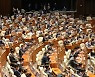 피켓 붙여 놓은 더불어민주당 의원들