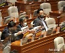 피켓 붙이는 민주당 의원들