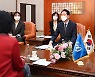 마미 미즈토리 특별대표와 간담회 하는 김성호 재난안전관리본부장