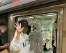 김희선, 지하철 탄 '톱 여배우'..마스크 써도 빛난 비주얼[TEN★]