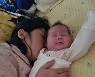 '윤승열♥' 김영희, 출산 후 살 빠지고 얼굴 핏기도 사라졌네..산후 보약 먹을 만[TEN★]