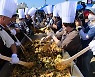 '제26회 봉화송이축제'서 대형 비빔밥 퍼포먼스