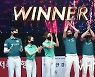 하나카드 '우승컵도 있고 MVP도 있고'[포토]