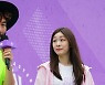 김연아 '무엇을 들었길래?'[포토]
