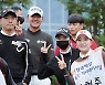 이형준-홍수빈 '축하 홍수~'[포토]