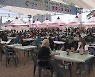 실외마스크 없는 첫 연휴, 축제마다 '북적'