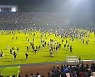 "최루탄 피하려다.." 인도네시아 축구장 참사 최소 174명 사망 [종합]