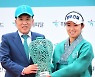 [MD포토] 우승 트로피 받는 김수지 '수지 천하!'