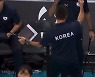 16연패 끊은 세자르 감독 환호성에 김연경도 '박수 짝짝'