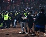 인니, 125명 사망 축구장 참사 조사팀 발족..경찰 최루탄 사용 '초점'