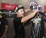 첫 빅리그 PS 반가워..김하성, 위풍당당 '자축포'