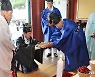개천대제서 헌폐례하는 이재영 증평군수