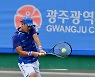 백핸드로 공 받는 남지성