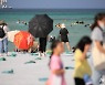 '10월인데 30도 육박, 붐비는 제주 해수욕장'