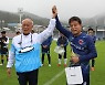 뉴시스 선물 받는 김재엽 올림픽 금메달리스트