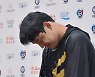 [ST포토] 문동주 '잊지 못 할  데뷔 첫 승 물세레'