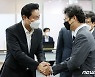참석자들과 인사 나누는 오세훈 시장