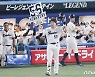 '괴물타자' 무라카미, 일본인 최다 56호 홈런 달성..최연소 타격 3관왕도