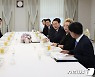 스타트업 관계자들과 대화하는 윤석열 대통령