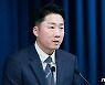 현안 브리핑하는 이재명 부대변인