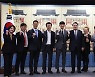윤 대통령, 美 순방 중소벤처행사 참여기업과 함께
