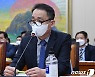 [국감] 증인 출석해 질의 답하는 박이삼 이스타항공 조종사지부장