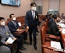[국감] 국감장 발언대 향하는 공영운 현대차 사장