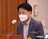 [국감] 질의 답하는 남우기 한국정보통신 기술사회 전 회장