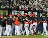 선수들과 승리 환호하는 기아 김종국 감독