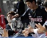 KIA LG 꺾고 5위 매직넘버 '2'..SSG 서울 숙소에서 정규시즌 우승 파티[SS잠실in]