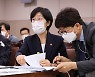 환경부 일회용품 정책 또 후퇴.."식당 물티슈 금지 3년 연기"