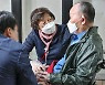 [포토] 요양병원서 두손 꼭 잡은 가족