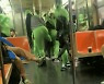 [영상]'형광 쫄쫄이' 여성 강도단? 뉴욕지하철서 학생 2명 폭행