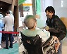 확진 이틀째 1만 명대..요양시설 접촉 면회 재개
