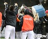 KIA 투수조, 물세례로 이의리 데뷔 첫 10승 축하 [사진]