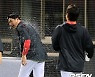 이의리 데뷔 첫 10승 ,서재응 코치에게도 물세례 [사진]