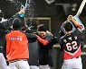 '이의리 데뷔 첫 10승' 물세례 받는 스승과 제자 [사진]