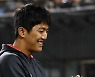 이의리 '데뷔 첫 10승 기념구 받고 미소'[포토]