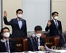 증인 선서하는 최정우 포스코 그룹 회장