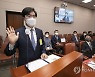 증인 선서하는 공영운 현대차 사장