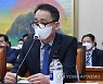 답변하는 정무위 증인