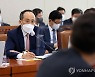 추경호, 통화 스와프 질의에 "미국과 대화 주고받고 있다"
