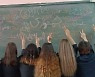 "시위가 아니라 혁명이다" 교실에서 하메네이 사진 떼어 낸 이란 여학생들