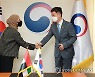 한창섭 차관, UAE 정부발전미래특임장관과 악수