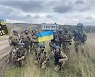 "러에서 해방" 사진 찰칵..우크라군, 루한스크주 첫 진입