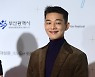 [포토] 유아인, '미소가 멋진 남자' (부일영화상)