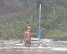 강원 영동지역 폭우..차량 침수·도로 잠겨