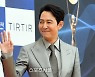 이정재, 영평상 신인감독상 수상