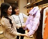 롯데百, 해외명품 시즌오프 행사…최대 50% 할인